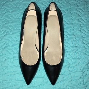 Nine West Black Leather Pumps sz. 9